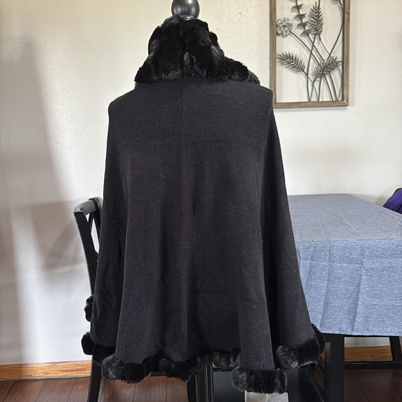 LeModa Women’s Faux Fur Lined and Collared One Size Fits Most Cape/Wrap - Picture 2 of 6